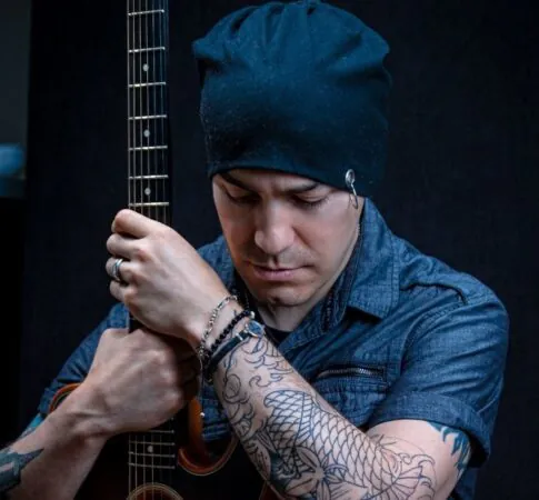 Singer/Songwriter – Chris Lopez