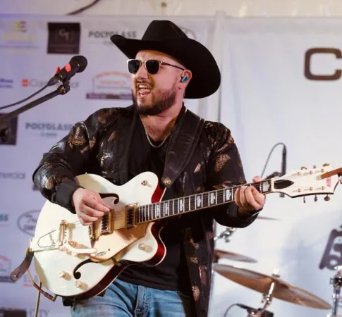 Singer/Songwriter – Wally Robles